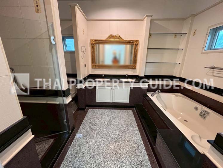 House with Shared Pool in Bangnatrad 